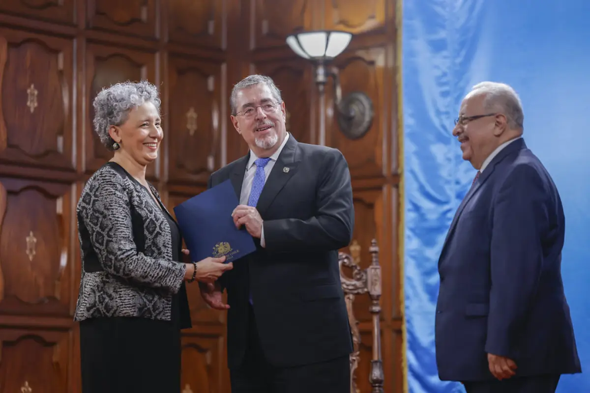 Cada embajador presentÃ³ al Presidente a su equipo que lo acompaÃ±arÃ¡ en el consulado., Foto SCSPR