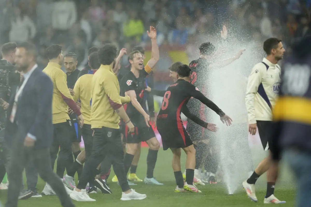 Festejo del Barcelona bajo la lluvia de los aspersores  