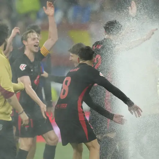 Festejo del Barcelona bajo la lluvia de los aspersores  