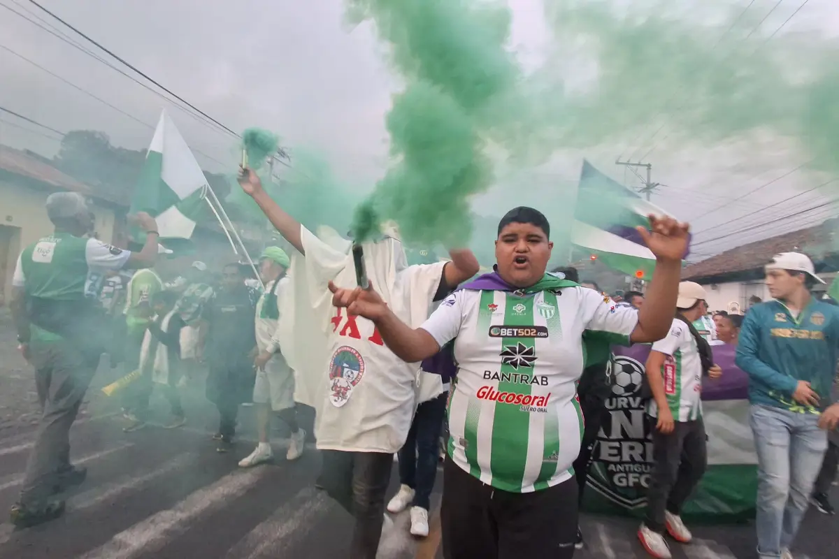 Ambiente en las afueras del estadio Pensativo de la Antigua Guatemala 