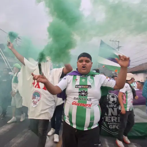 Ambiente en las afueras del estadio Pensativo de la Antigua Guatemala 