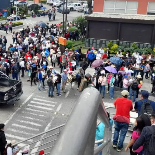 Un grupo de docentes se reúne en el km. 4.5 de la ruta al Atlántico. ,Eliseo de León/EU