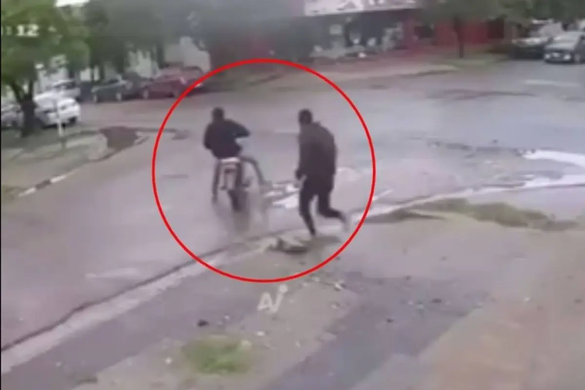 Ladrones huyen quemados., Captura de pantalla video X.