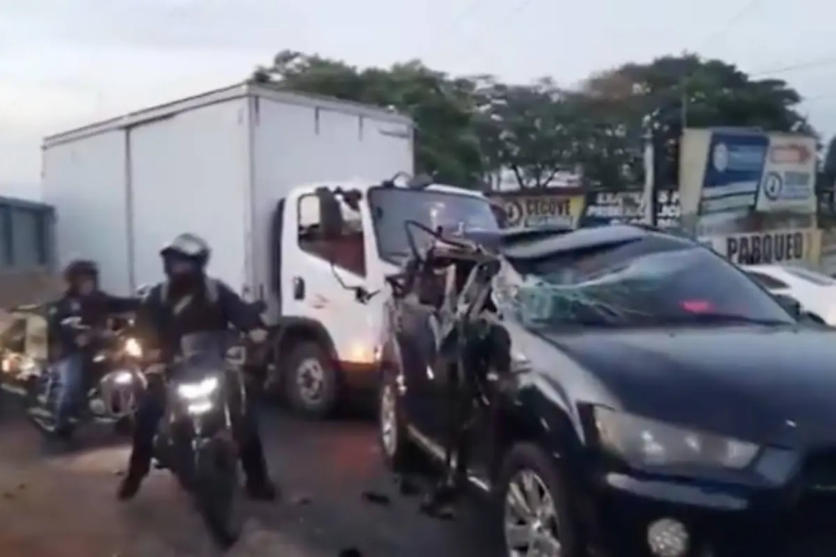 Los conductores de un camión y un vehículo particular estuvieron involucrados en el accidente., PMT de Villa Nueva