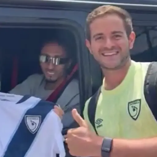 Andres ADF entregó una camisola de la Selección de Guatemala a Raphinha 
