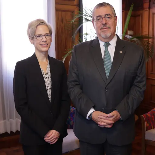 El presidente Bernardo Arévalo y la relatora de la ONU, Margaret Satterthwaite, sostuvieron una reunión en la Ciudad de Guatemala. ,Gobierno de Guatemala