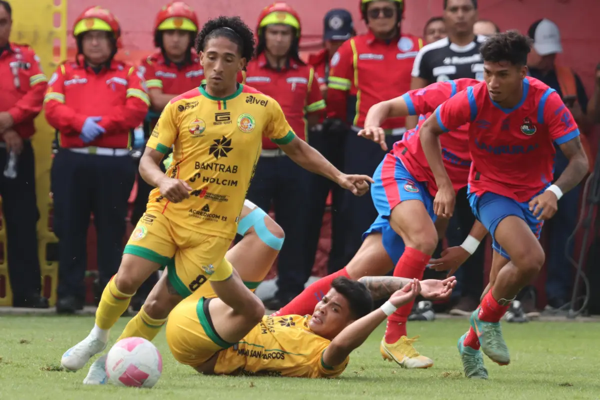 Kennedy Rocha durante una acción ante Municipal 