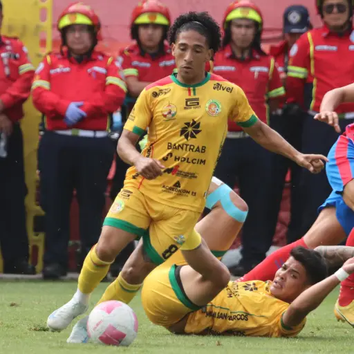 Kennedy Rocha durante una acción ante Municipal 