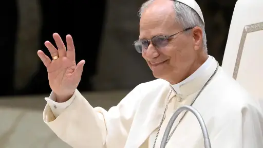 Papa León XIV saludando ,EFE