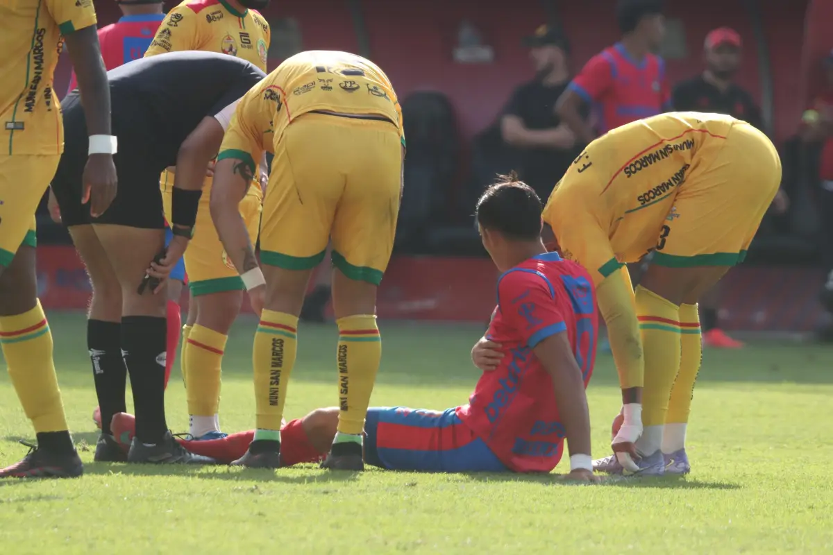 José Martínez salió lesionado en el partido ante el Deportivo Marquense - Alex Meoño