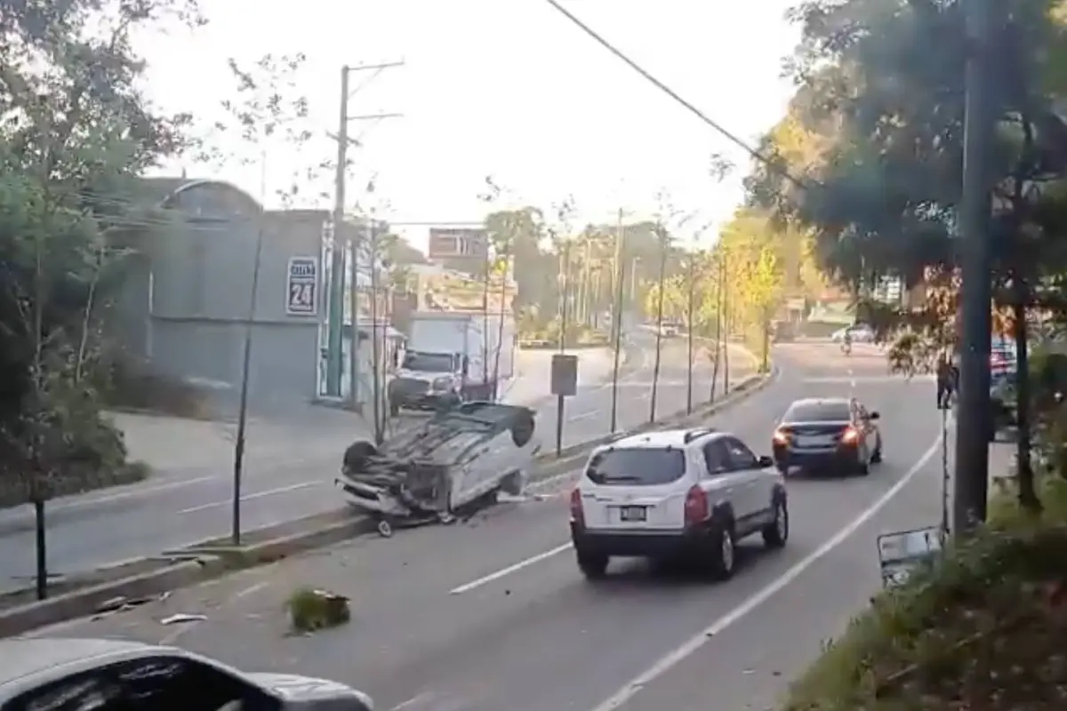 Un vehículo volcó en el kilómetro 31 de la ruta RN-10., Provial