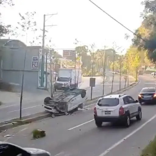 Un vehículo volcó en el kilómetro 31 de la ruta RN-10. ,Provial
