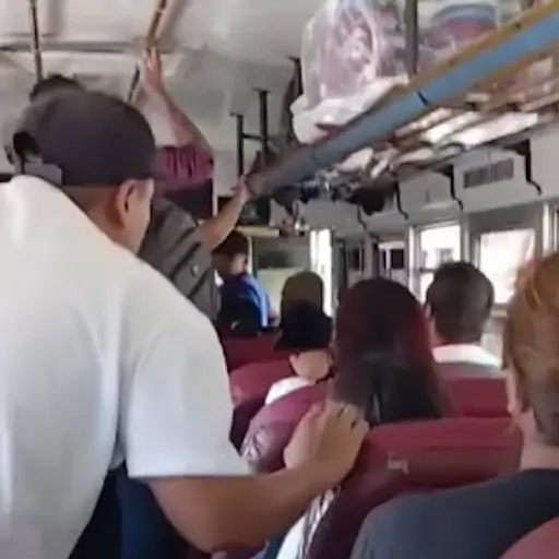Carteristas en bus rumbo a Ciudad Quetzal. ,Captura de pantalla video X.