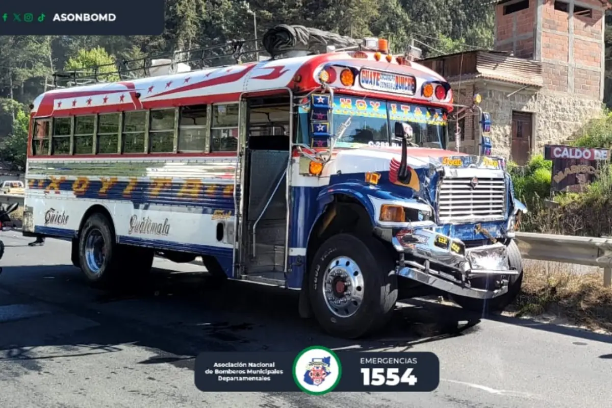 Las dos unidades de transporte extraurbano colisionaron en Tecpán Guatemala., Bomberos Municipales Departamentales
