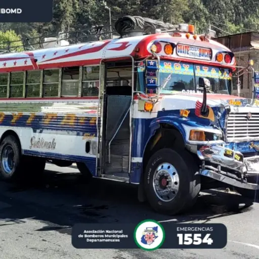 Las dos unidades de transporte extraurbano colisionaron en Tecpán Guatemala. ,Bomberos Municipales Departamentales