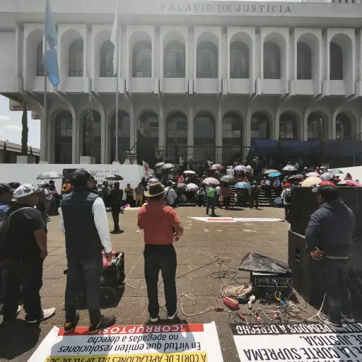 El grupo de ciudadanos de Nahualá permanece frente a la sede de justicia. ,Ángel Oliva/EU