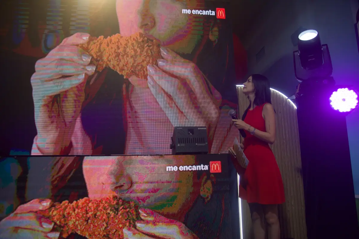 ataly Stuhlhofer, dirige la presentación del lanzamiento del Pollo McCrispy. , Foto Omar Solís