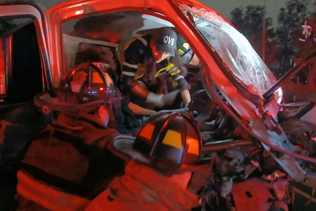 Bomberos rescataron con equipo especial a una persona atrapada en un camión., Foto Bomberos Voluntarios