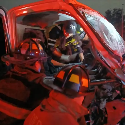 Bomberos rescataron con equipo especial a una persona atrapada en un camión. ,Foto Bomberos Voluntarios