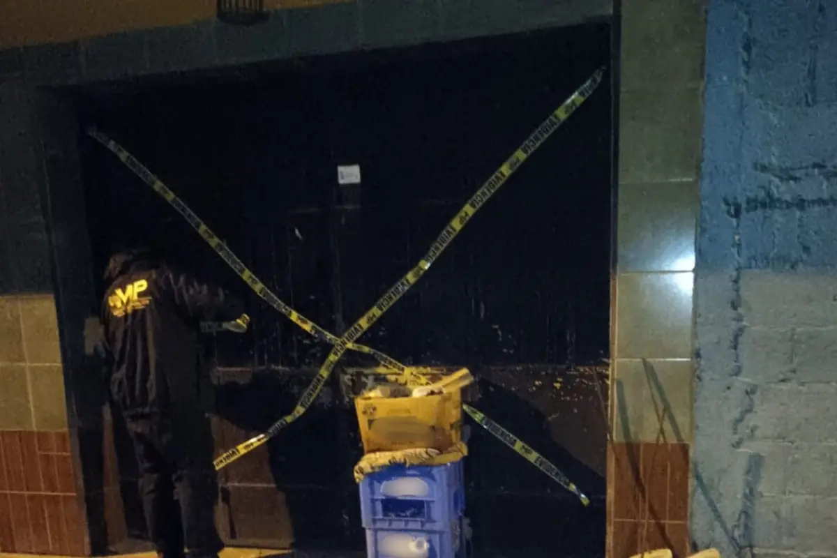 Las fuerzas de seguridad procedieron a cerrar el local que fue allanado., MP