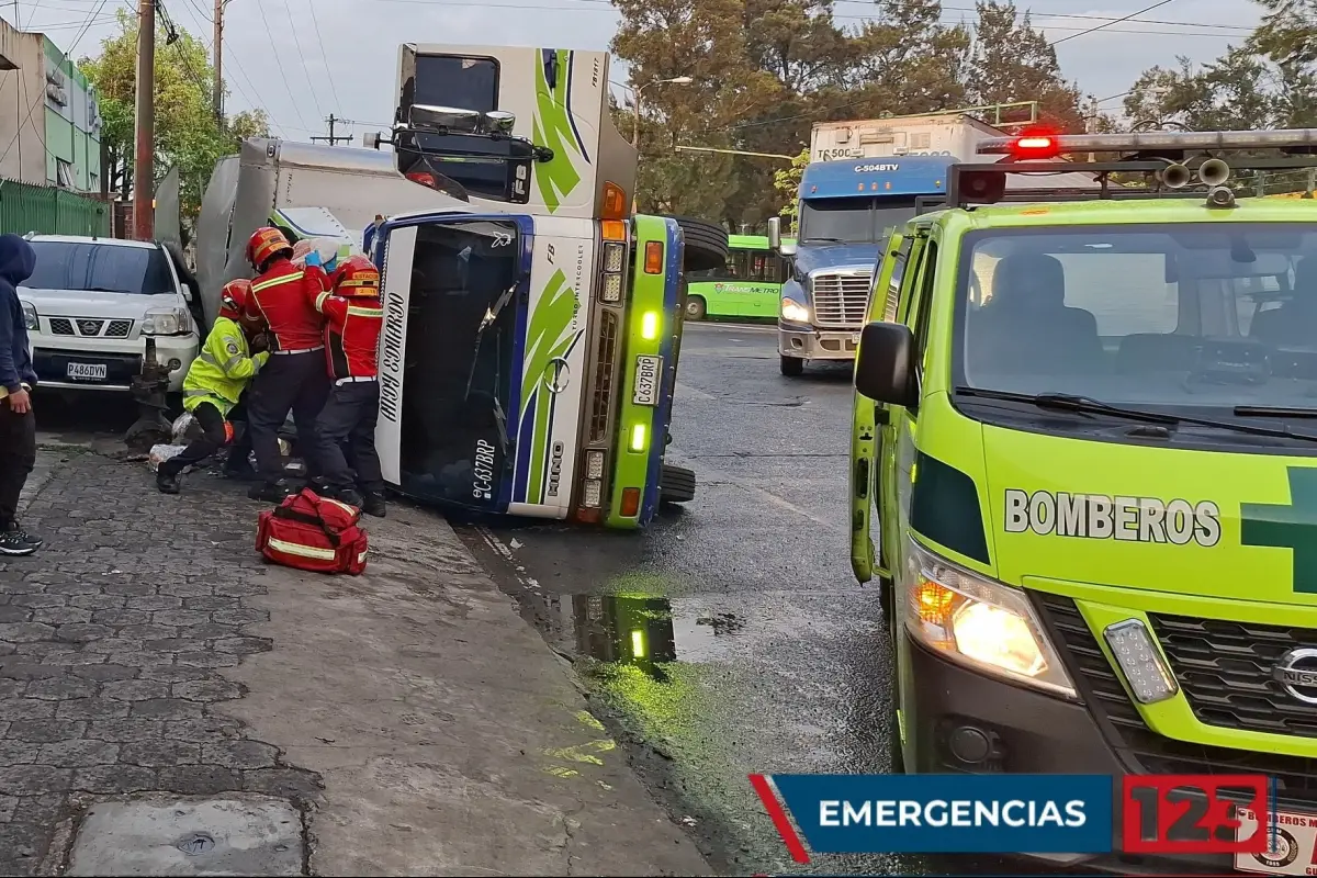 Un camión volcó en La Reformita, zona 12, dejando al piloto herido., Bomberos Municipales. 