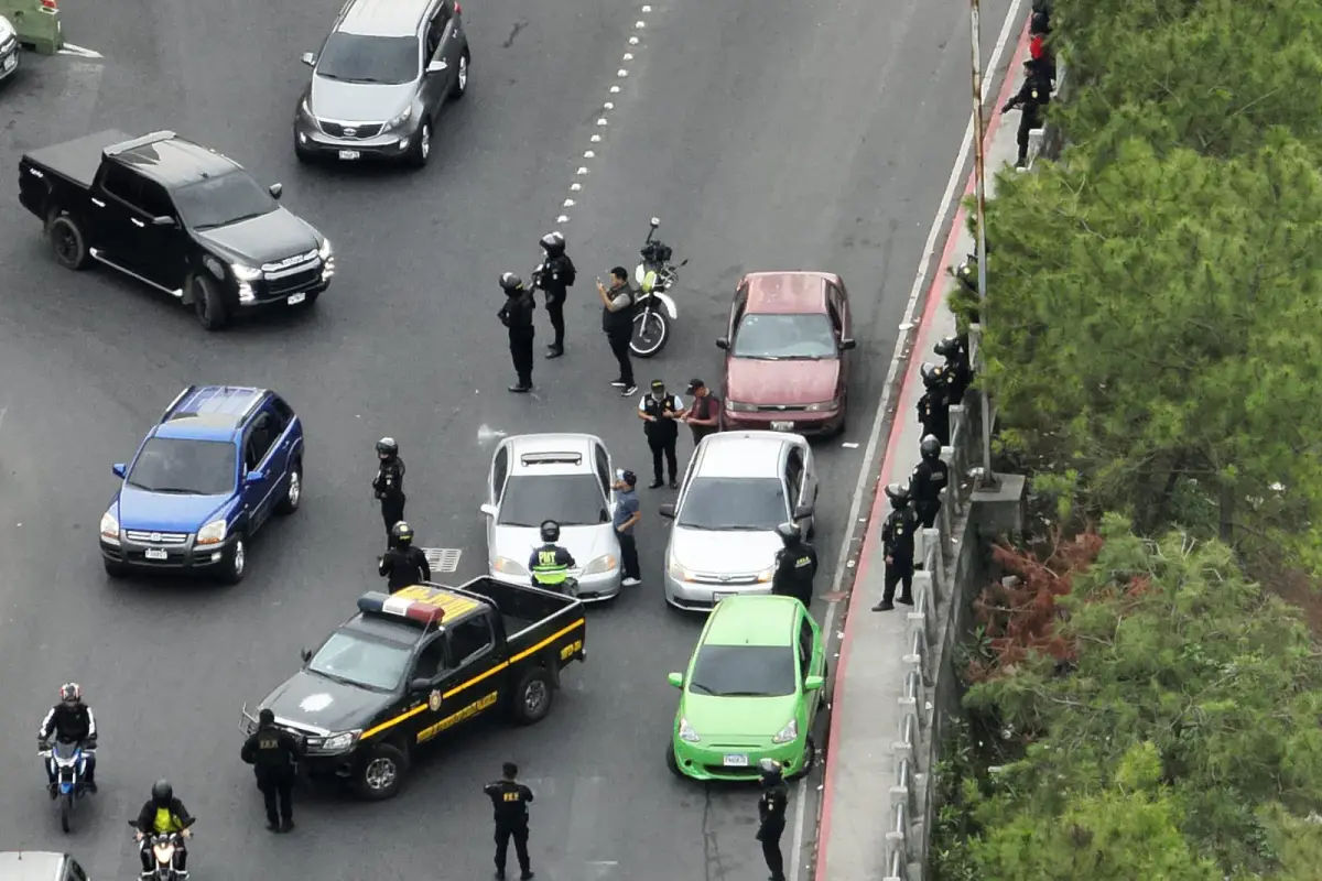 Según el Ministerio de Gobernación, los carros decomisados eran usados como taxis pirata., PNC de Guatemala.