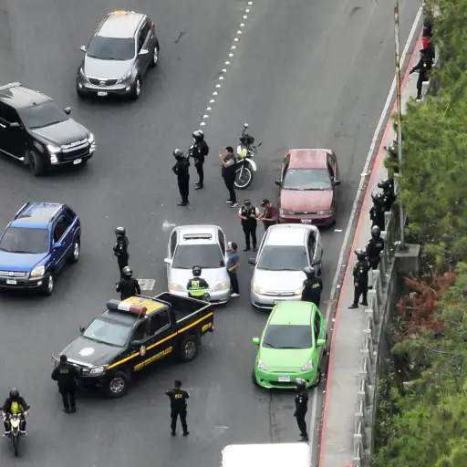 Según el Ministerio de Gobernación, los carros decomisados eran usados como taxis pirata. ,PNC de Guatemala.
