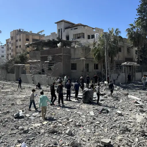 Foto de archivo de una casa bombardeada por el Ejército israeli en el barrio de Sabra en la ciudad de Gaza, norte de la franja , EFE/ Ahmad Awad