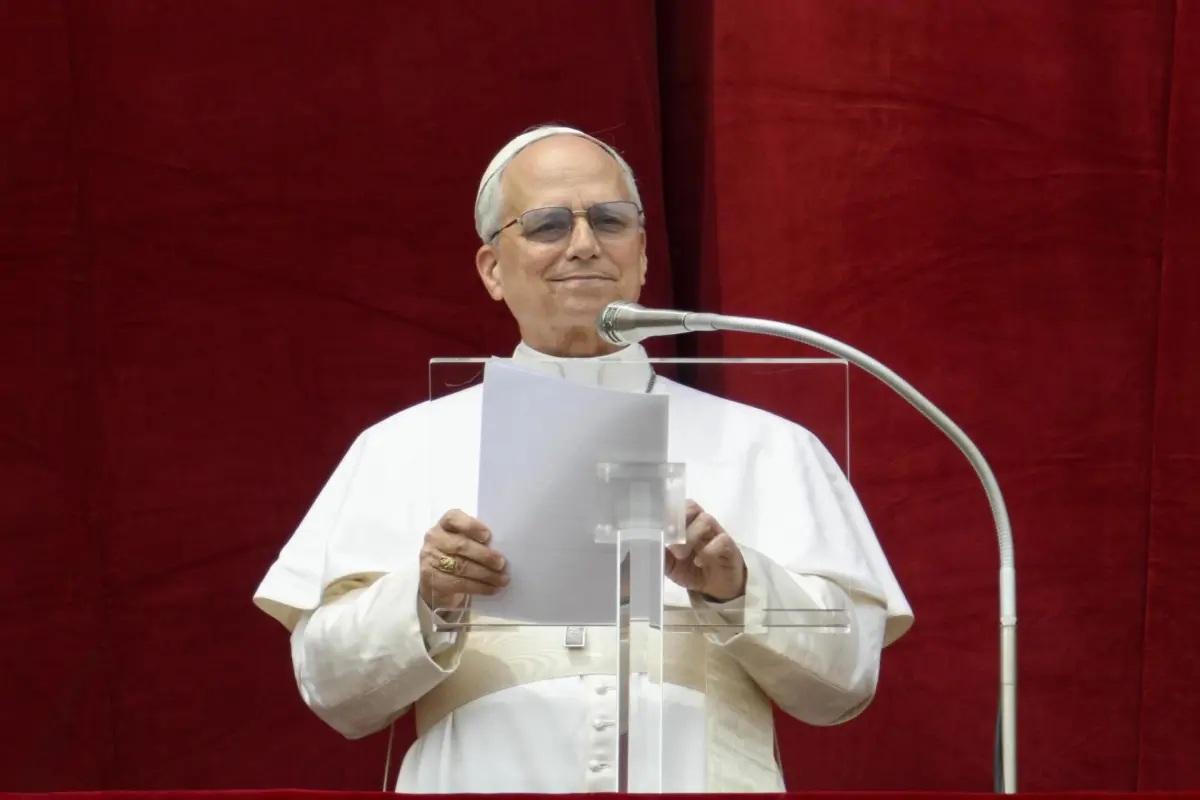 El papa León XIV dirigiendo la oración del Regina Caeli desde el balcón central de la Basílica de San Pedro en la Ciudad del Vaticano, el 11 de mayo de 2025,  EFE/EPA/VATICAN MEDIA HANDOUT USO EDITORIAL SOLAMENTE/NO VENTAS
