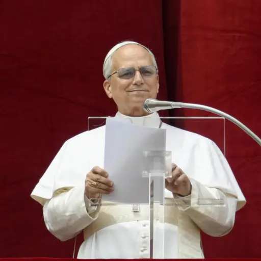 El papa León XIV dirigiendo la oración del Regina Caeli desde el balcón central de la Basílica de San Pedro en la Ciudad del Vaticano, el 11 de mayo de 2025 , EFE/EPA/VATICAN MEDIA HANDOUT USO EDITORIAL SOLAMENTE/NO VENTAS