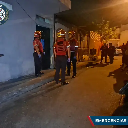 El inmueble en cuyo interior fueron localizados los tres hombres fallecidos. ,Bomberos Municipales