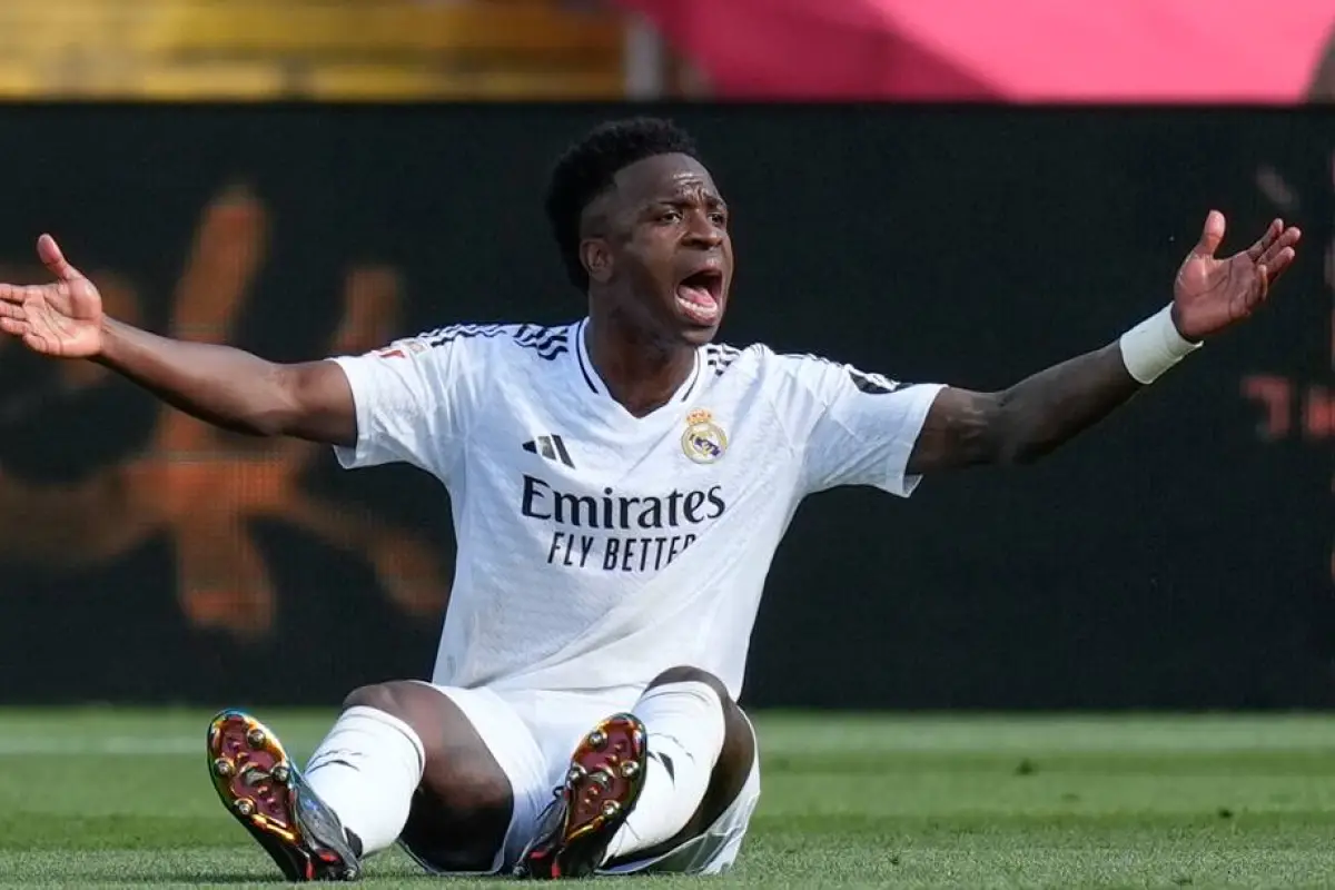 El futbolista brasileño, Vinícius Juniors, salió lesionado del clásico 