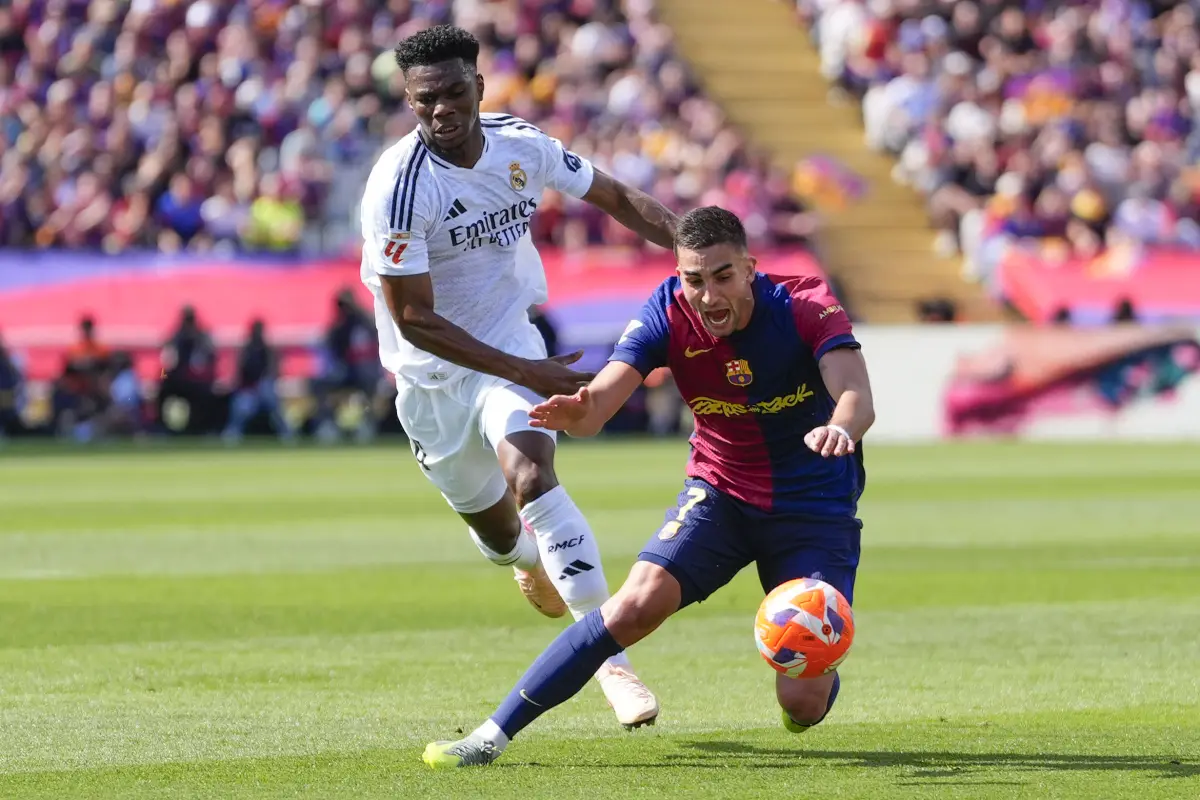 El delantero del Barcelona Ferrán Torres y el defensa del Real Madrid Aurelien Tchouameni, durante el clásico español 