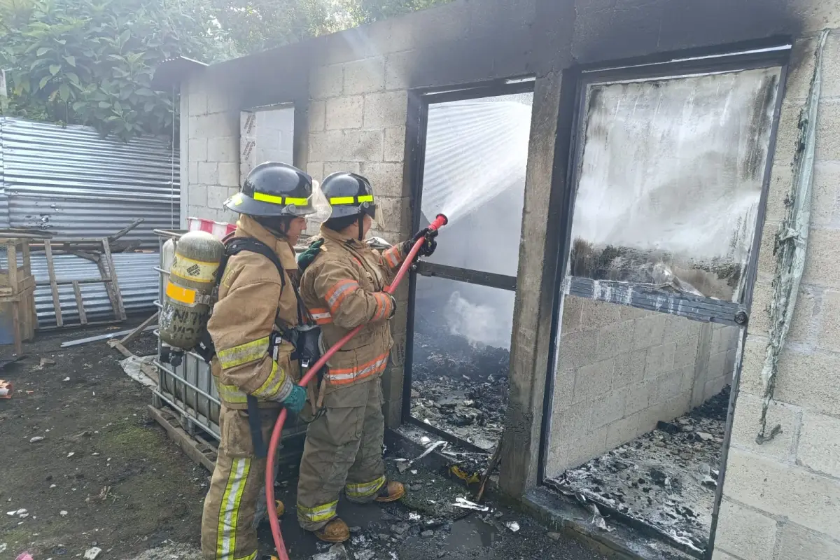 Los bomberos Voluntarios lograron controlar las llamas y evitar que se propagaran a áreas aledañas., Bomberos Voluntarios