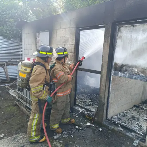 Los bomberos Voluntarios lograron controlar las llamas y evitar que se propagaran a áreas aledañas. ,Bomberos Voluntarios