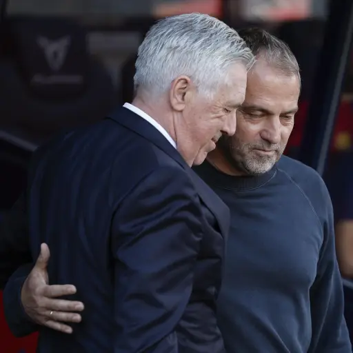 Hansi Flick junto a Carlo Ancelotti - EFE