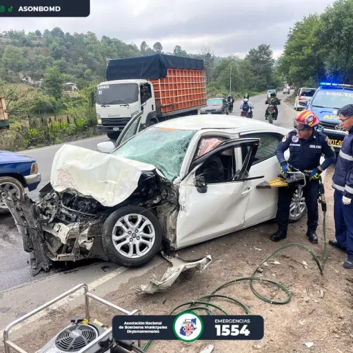Los socorristas utilizaron equipo especial para rescatar a las víctimas. ,Bomberos Municipales Departamentales