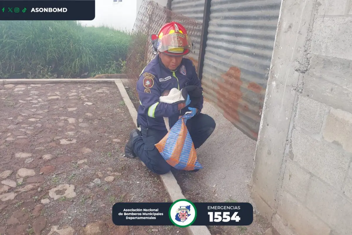 La menor se encontraba envuelta en un morral dentro de una bolsa de plástico., Bomberos Municipales Departamentales