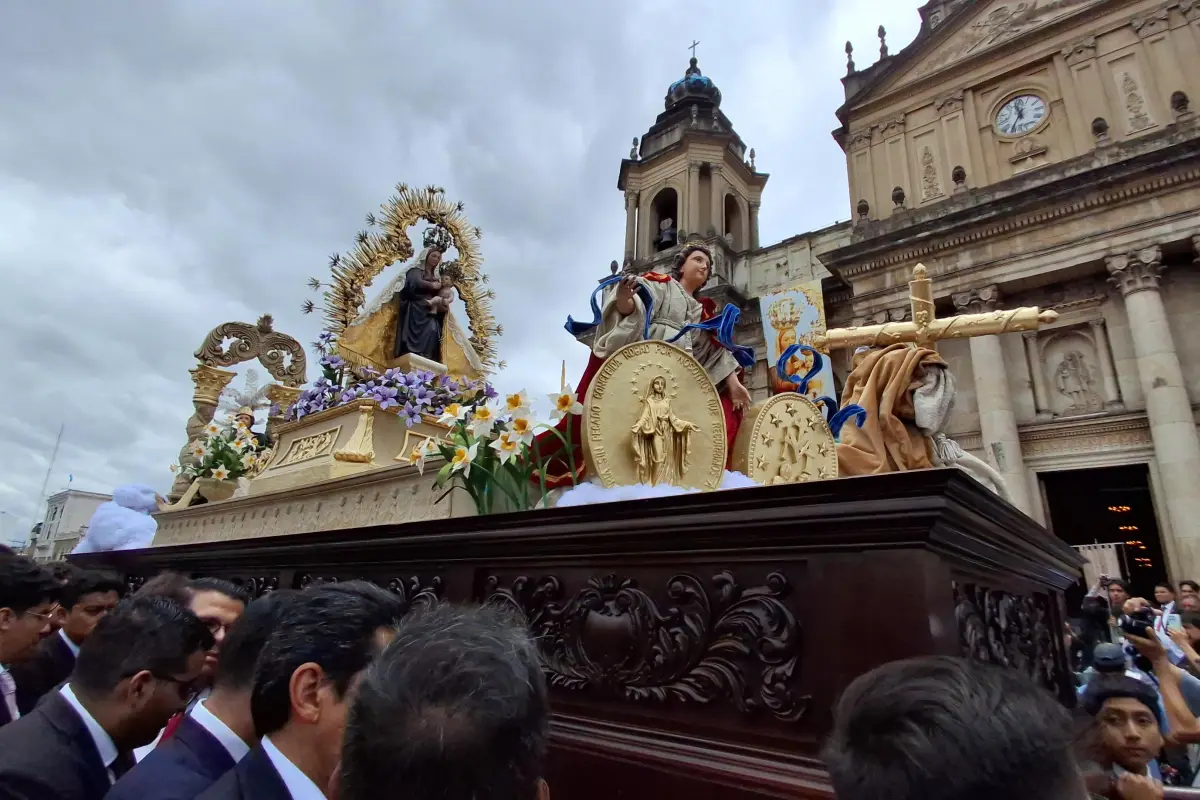 La procesión de la Virgen del Socorro a su salida de la santa iglesia Catedral Metropolitana., Alex Meoño/Emisoras Unidas