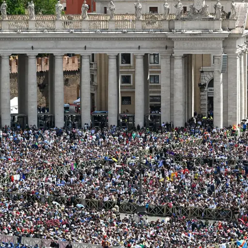 Numerosos fieles se reúnen para asistir a la misa del inicio del pontificado del recién elegido papa León XIV en la Plaza de San Pedro, en la Ciudad del Vaticano, el 18 de mayo de 2025 , EFE/EPA/DAREK DELMANOWICZ POLAND OUT