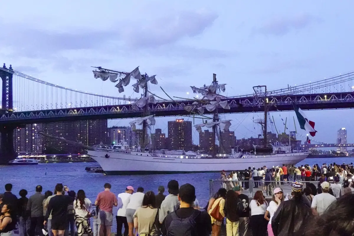 La gente mira al Cuauhtémoc, un buque escuela de la Armada mexicana, en el East River después de que el barco chocara contra el puente de Brooklyn, en Nueva York, el 17 de mayo de 2025,  EFE/EPA/PORTER BINKS
