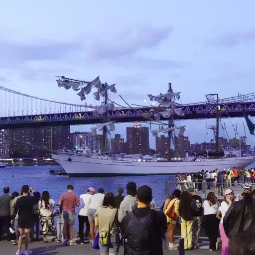 La gente mira al Cuauhtémoc, un buque escuela de la Armada mexicana, en el East River después de que el barco chocara contra el puente de Brooklyn, en Nueva York, el 17 de mayo de 2025 , EFE/EPA/PORTER BINKS