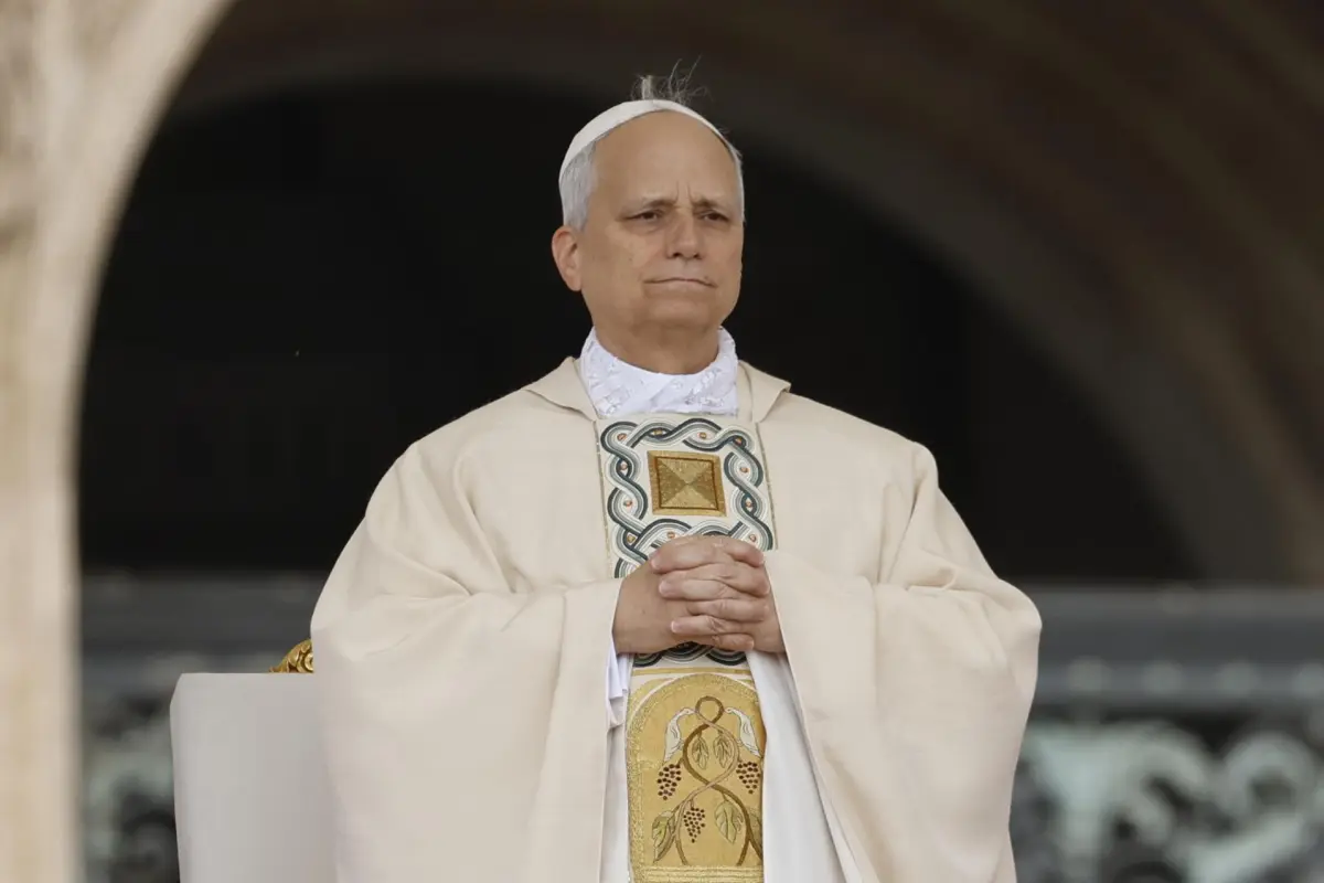 El papa León XIV encabeza la Santa Misa para el comienzo del Pontificado, en la Plaza de San Pedro, en la Ciudad del Vaticano, el 18 de mayo de 2025,  EFE/EPA/FABIO FRUSTACI
