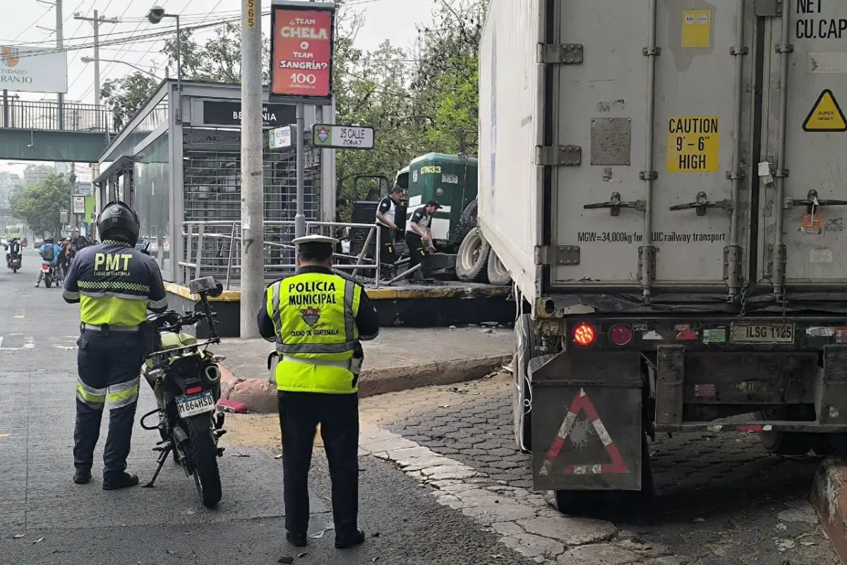Tráiler se accidenta en el Periférico,  Kaminal Juyú, Vecinos Zona 7/ X.