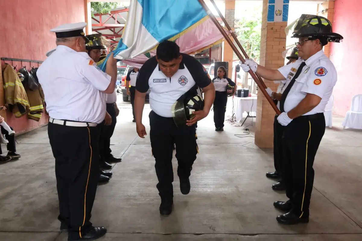 Los nuevos rescatistas darán sus servicios en diferentes estaciones de Bomberos Voluntarios., Escuela Nacional de Bomberos.