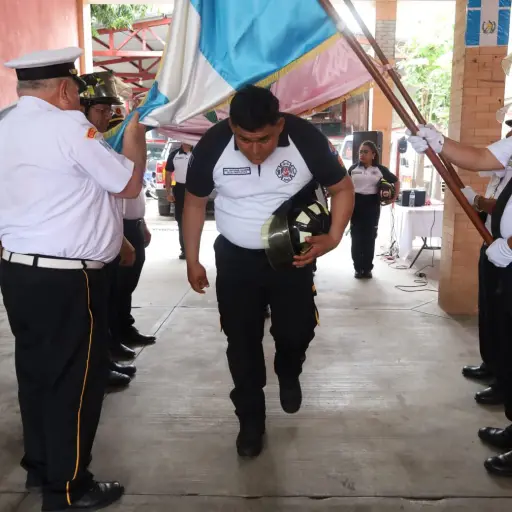 Los nuevos rescatistas darán sus servicios en diferentes estaciones de Bomberos Voluntarios. ,Escuela Nacional de Bomberos.