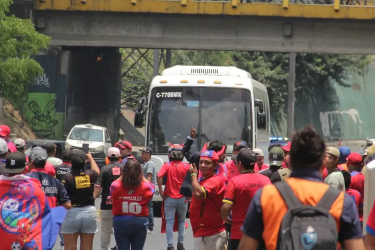 Aficionados de Municipal causan destrozos al autobús de Antigua 