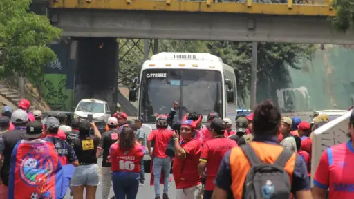 Aficionados de Municipal lanzan objetos al bus de Antigua 