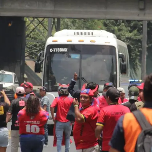 Aficionados de Municipal causan destrozos al autobús de Antigua 