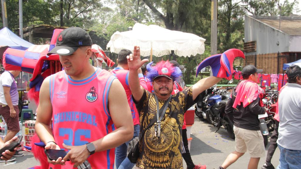 Afición de Municipal previo a la final de vuelta del Clausura 2025 ante Antigua GFC | Alex Meoño